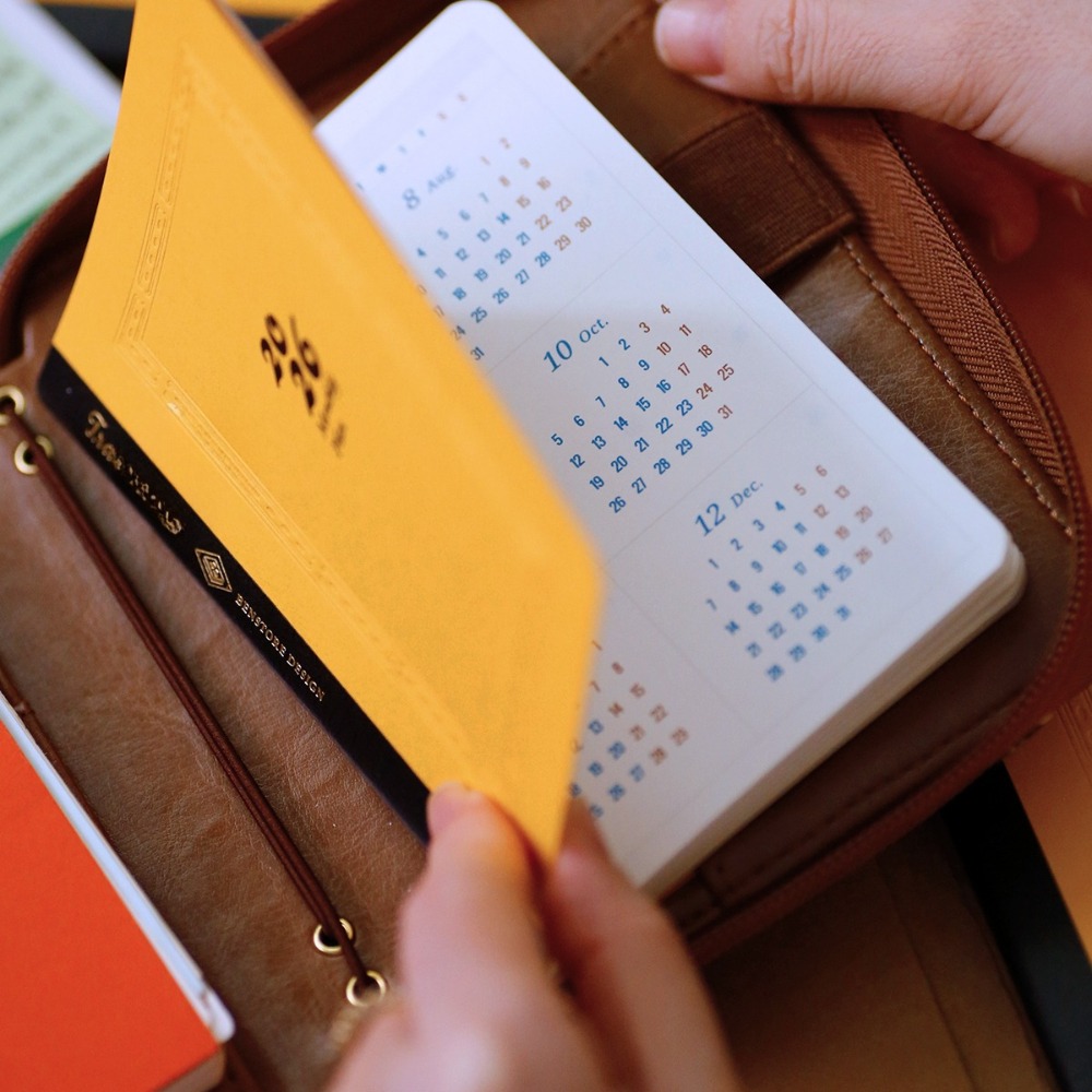 جدول خطة التقويم السنوي لعام 2 - مراجعة Travel Notebook Journal وسعره