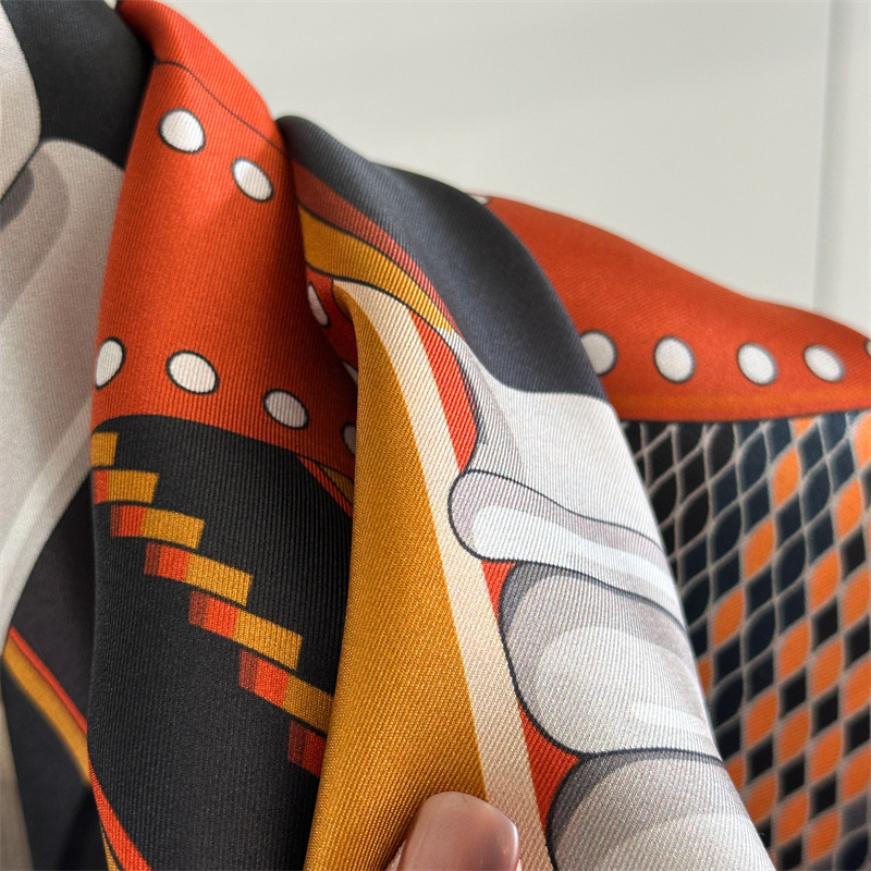 وشاح حريري فاخر بتصميم سادل بر - مراجعة Travel Accessories Neck وسعره