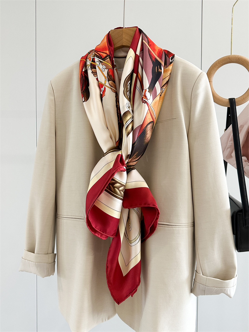 وشاح حريري فاخر بتصميمات راقية - مراجعة Travel Accessories Neck وسعره